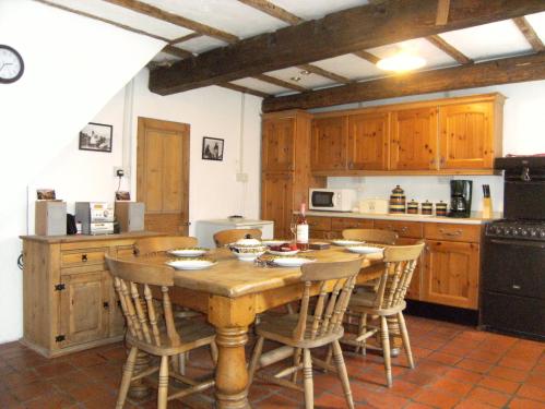 Staithes Cottage Accommodation Oak-beamed kitchen